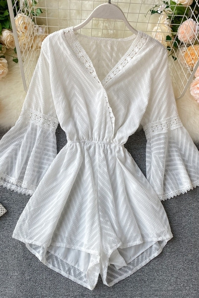 Κοντή γυναικεία ολόσωμη φόρμα με μανίκια λωτού και ελαστική μέση