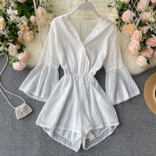 Κοντή γυναικεία ολόσωμη φόρμα με μανίκια λωτού και ελαστική μέση