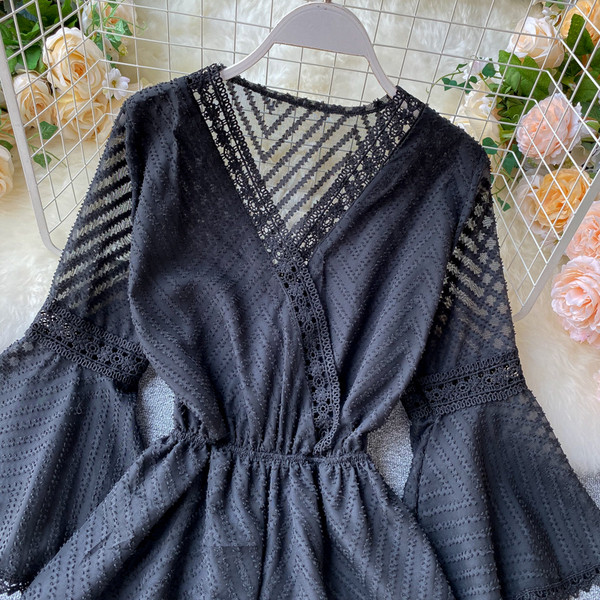 Κοντή γυναικεία ολόσωμη φόρμα με μανίκια λωτού και ελαστική μέση