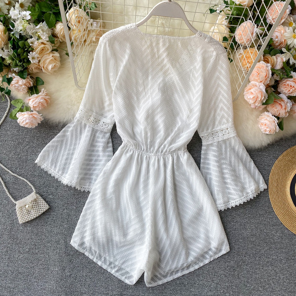 Κοντή γυναικεία ολόσωμη φόρμα με μανίκια λωτού και ελαστική μέση