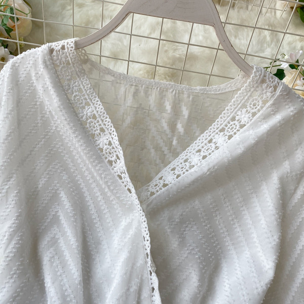 Κοντή γυναικεία ολόσωμη φόρμα με μανίκια λωτού και ελαστική μέση