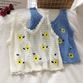 Tikandite ja spits-kaelusega kootud naiste topp