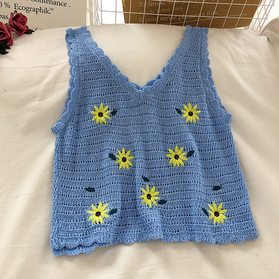 Tikandite ja spits-kaelusega kootud naiste topp