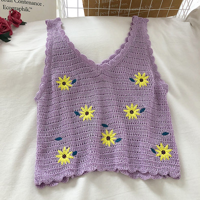 Tikandite ja spits-kaelusega kootud naiste topp