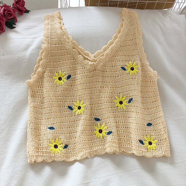 Tikandite ja spits-kaelusega kootud naiste topp