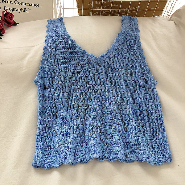 Tikandite ja spits-kaelusega kootud naiste topp