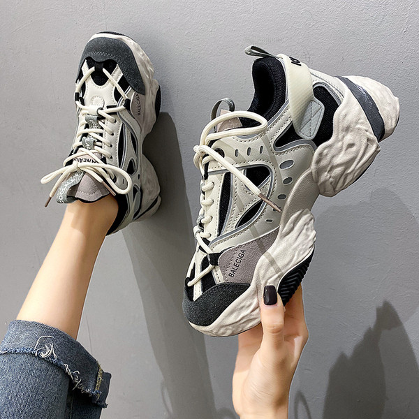 Γυναικεία αθλητικά παπούτσια - με τραχιά σόλα και κορδόνια