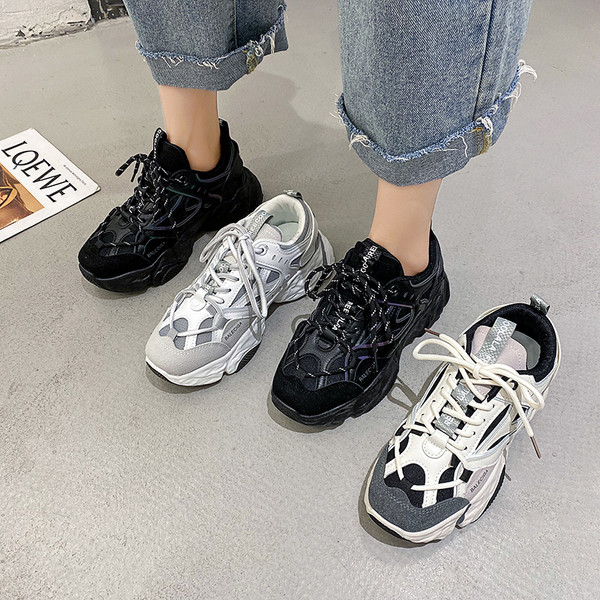 Γυναικεία αθλητικά παπούτσια - με τραχιά σόλα και κορδόνια