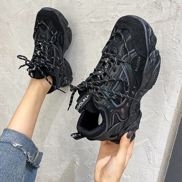 Γυναικεία αθλητικά παπούτσια - με τραχιά σόλα και κορδόνια