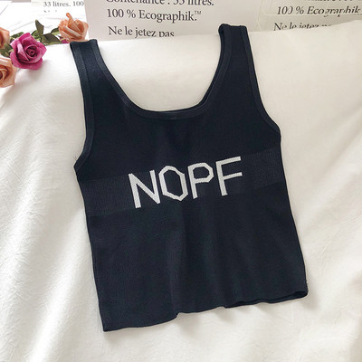 Póló ovális nyakkivágással és hímzéssel