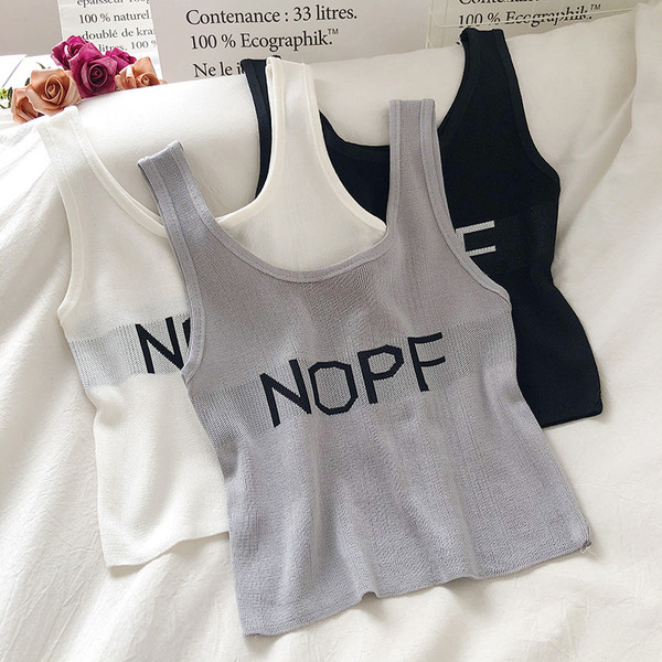 Póló ovális nyakkivágással és hímzéssel