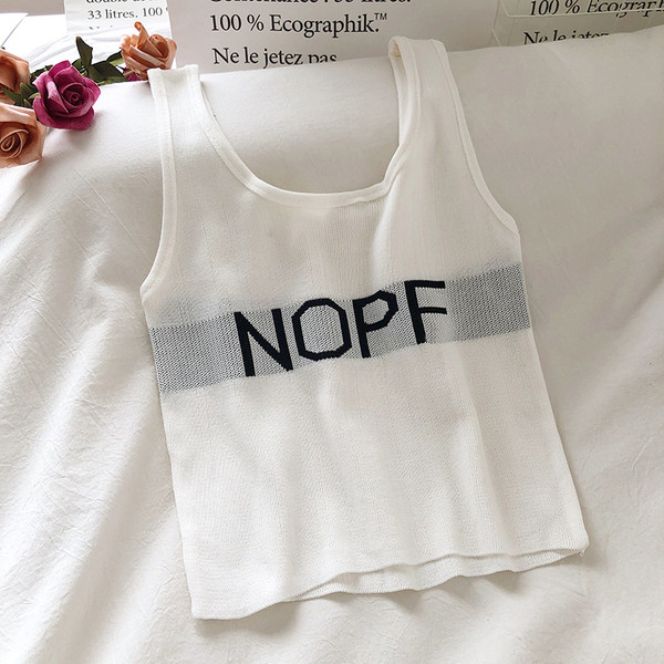 Póló ovális nyakkivágással és hímzéssel