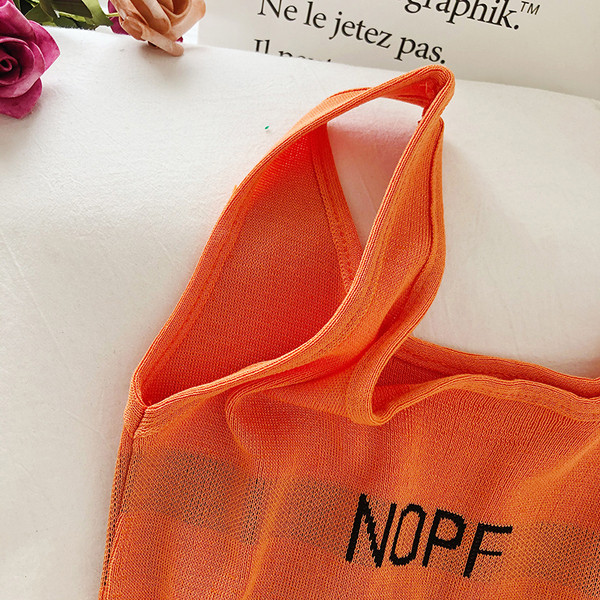 Póló ovális nyakkivágással és hímzéssel