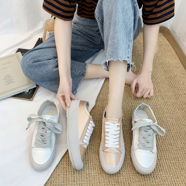 Γυναικεία αθλητικά παπούτσια - με κορδόνια και επίπεδη σόλα