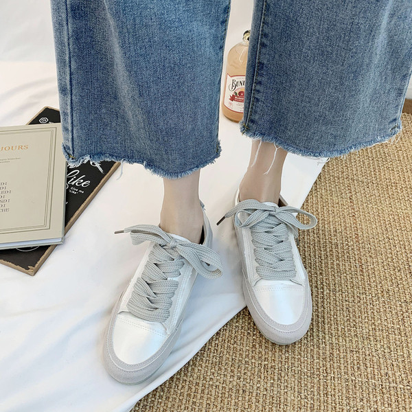 Γυναικεία αθλητικά παπούτσια - με κορδόνια και επίπεδη σόλα