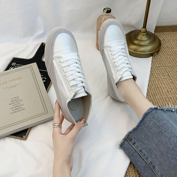 Γυναικεία αθλητικά παπούτσια - με κορδόνια και επίπεδη σόλα