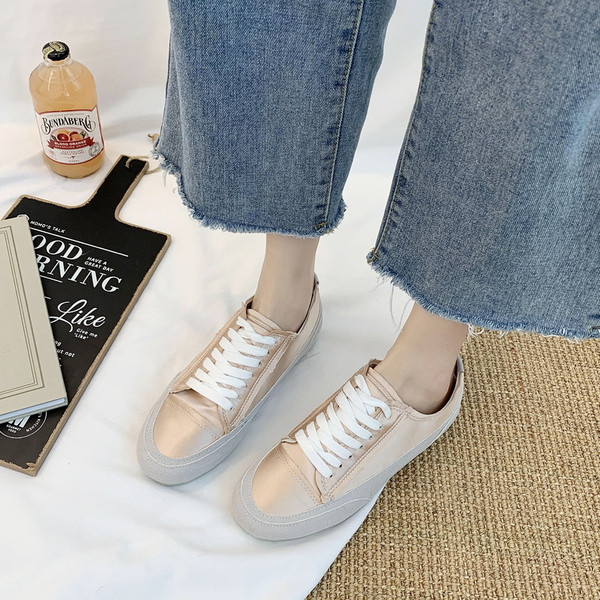 Γυναικεία αθλητικά παπούτσια - με κορδόνια και επίπεδη σόλα