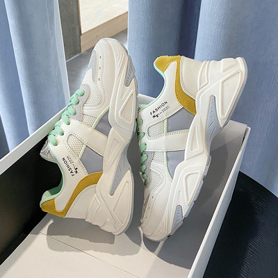 Női sportcipők új modellje - fűzővel és durva talppal