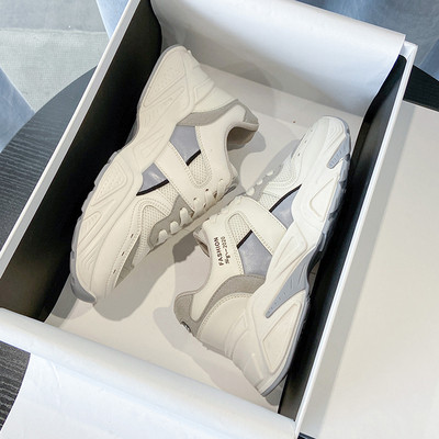 Női sportcipők új modellje - fűzővel és durva talppal