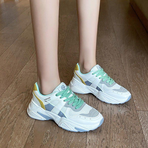 Női sportcipők új modellje - fűzővel és durva talppal