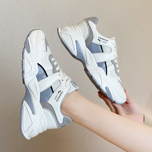 Női sportcipők új modellje - fűzővel és durva talppal