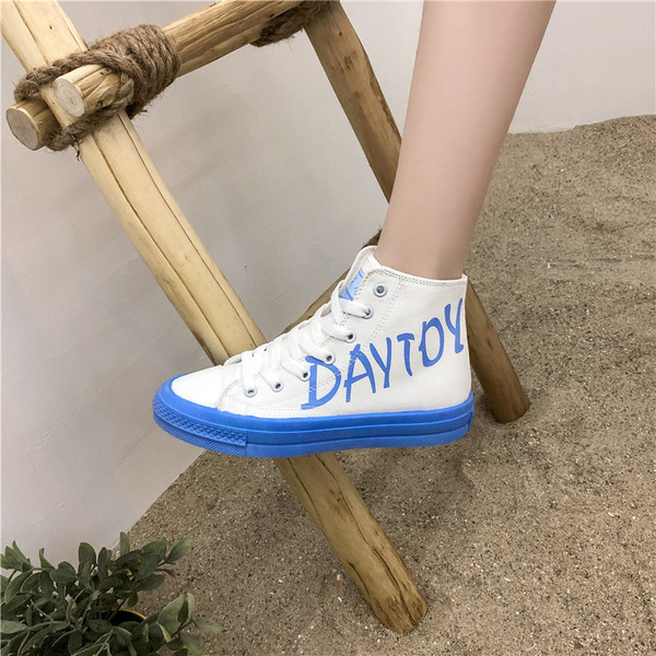 Ψηλά γυναικεία αθλητικά παπούτσια από υφάσματα με επίπεδη σόλα