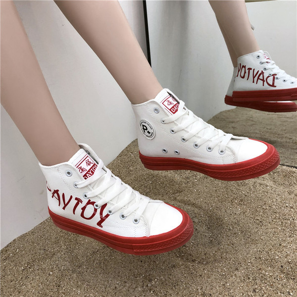 Ψηλά γυναικεία αθλητικά παπούτσια από υφάσματα με επίπεδη σόλα