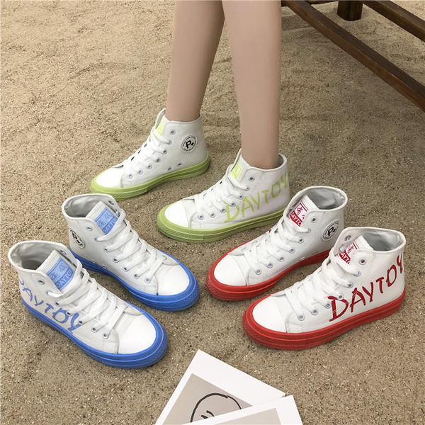 Ψηλά γυναικεία αθλητικά παπούτσια από υφάσματα με επίπεδη σόλα