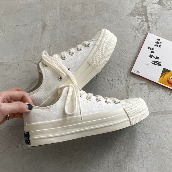 Λευκά γυναικεία πάνινα παπούτσια με ψηλά πέλματα και κορδόνια