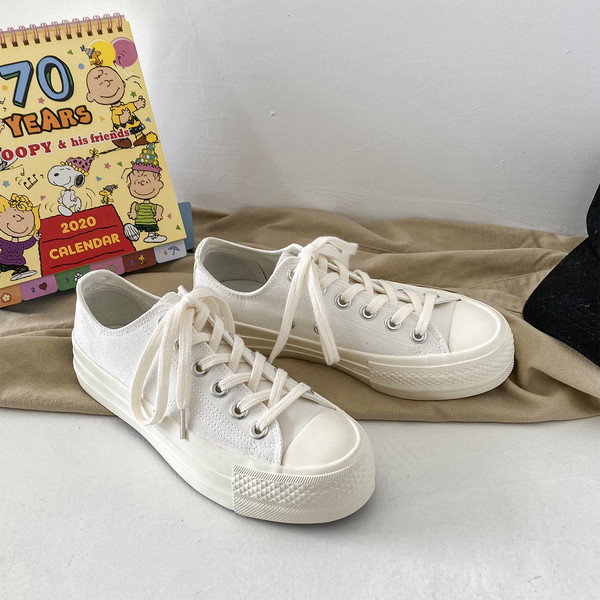 Λευκά γυναικεία πάνινα παπούτσια με ψηλά πέλματα και κορδόνια