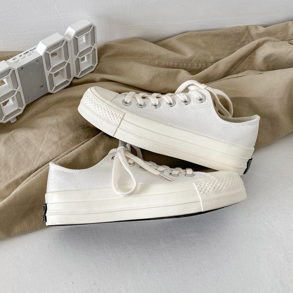 Λευκά γυναικεία πάνινα παπούτσια με ψηλά πέλματα και κορδόνια