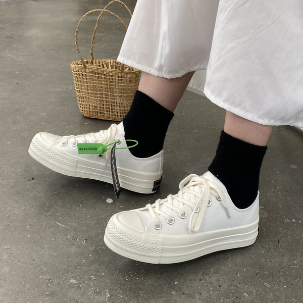 Λευκά γυναικεία πάνινα παπούτσια με ψηλά πέλματα και κορδόνια