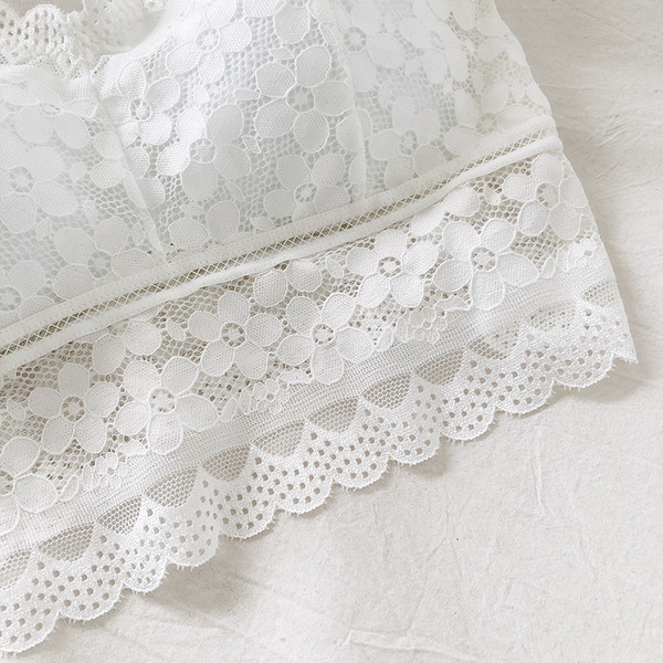 Finom női melltartó vékony pántokkal