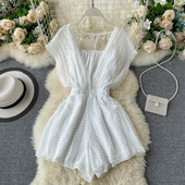 Kratki ženski kombinezon s elastičnim strukom i V izrezom