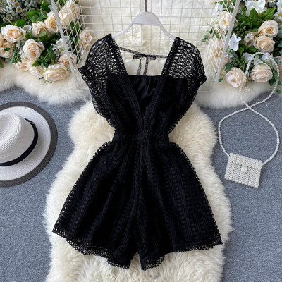 Kratki ženski kombinezon s elastičnim strukom i V izrezom