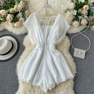 Kratki ženski kombinezon s elastičnim strukom i V izrezom