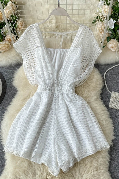 Kratki ženski kombinezon s elastičnim strukom i V izrezom