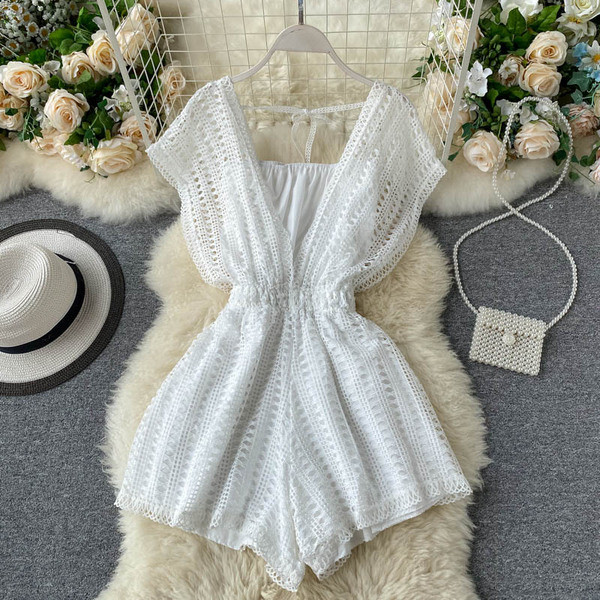 Kratki ženski kombinezon s elastičnim strukom i V izrezom