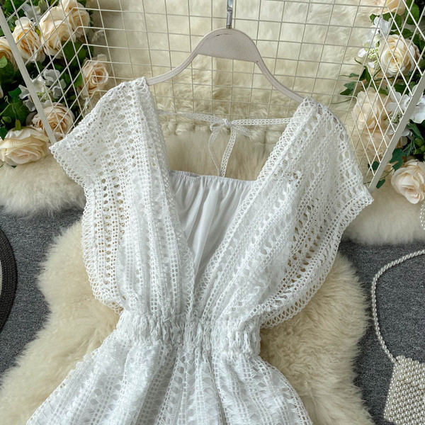 Kratki ženski kombinezon s elastičnim strukom i V izrezom