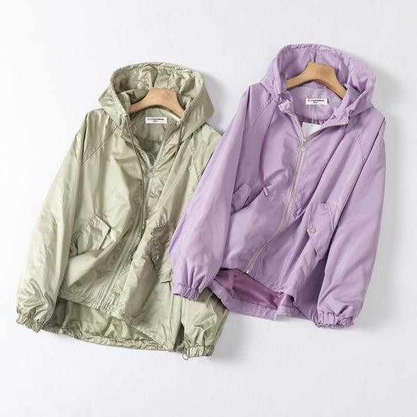 Λεπτό γυναικείο μπουφάν με φερμουάρ 