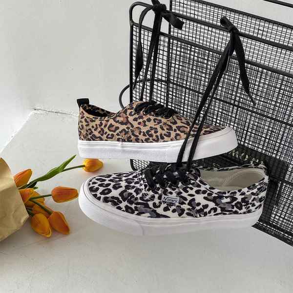 Γυναικεία αθλητικά  παπούτσια με επίπεδη σόλα και μοτίβο λεοπάρδαλης