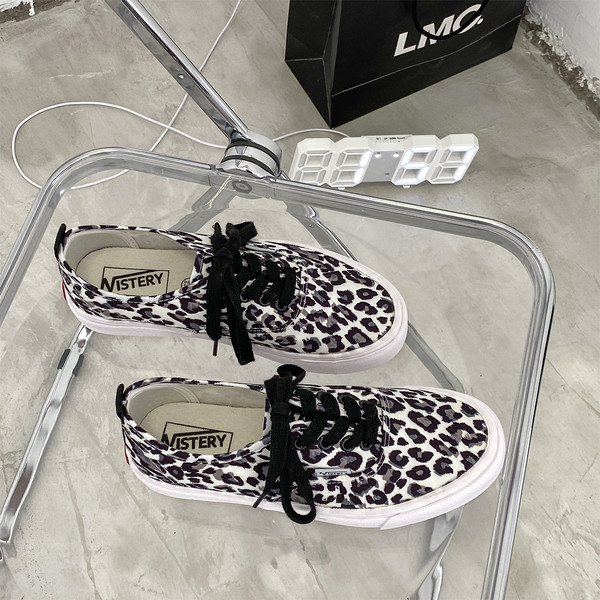 Γυναικεία αθλητικά  παπούτσια με επίπεδη σόλα και μοτίβο λεοπάρδαλης