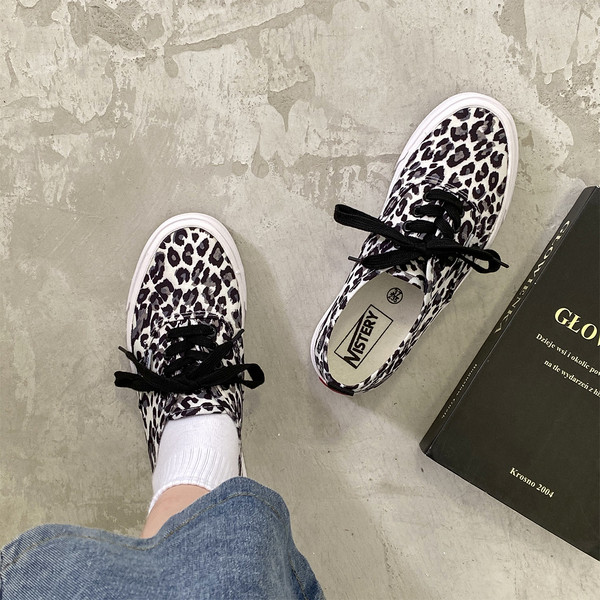 Γυναικεία αθλητικά  παπούτσια με επίπεδη σόλα και μοτίβο λεοπάρδαλης