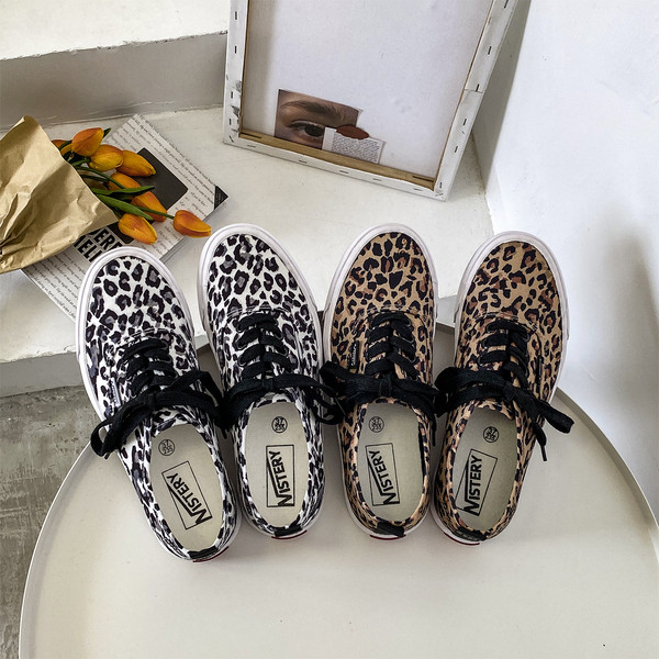 Γυναικεία αθλητικά  παπούτσια με επίπεδη σόλα και μοτίβο λεοπάρδαλης