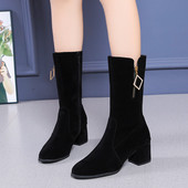 Κομψές γυναικείες μπότες με τετράγωνο τακούνι από οικολογικό σουέτ