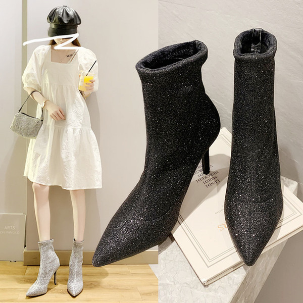 Õhukese kontsaga ja läikiva efektiga terava otsaga naiste saapad