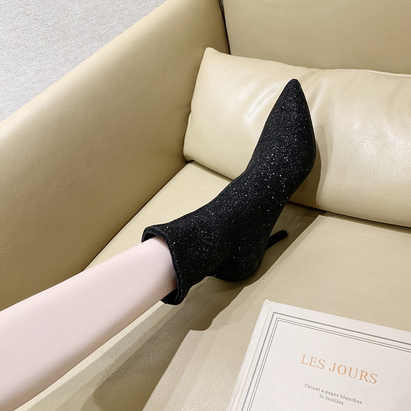 Õhukese kontsaga ja läikiva efektiga terava otsaga naiste saapad