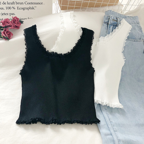 Női felső, széles pántokkal és csipkeelemekkel