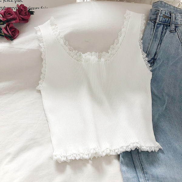 Női felső, széles pántokkal és csipkeelemekkel