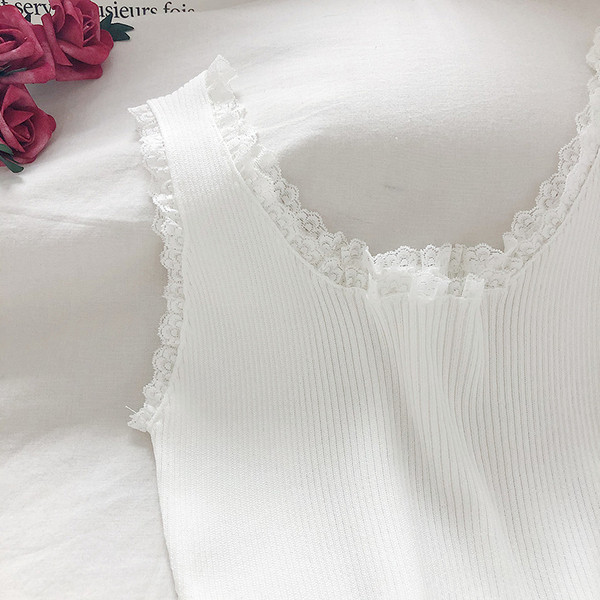 Női felső, széles pántokkal és csipkeelemekkel